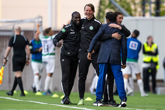 Västerås SKs tränare Kalle Karlsson jublar med assisterande tränare Alexander Rubin, målvaktstränare Johannes Petersson och materialförvaltare Fehmi Sezgir efter 1-0