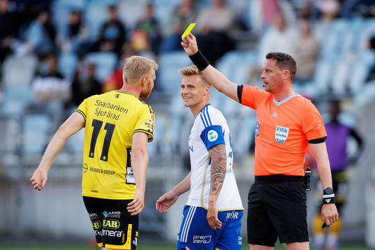 Elfsborgs Sveinn Guðjohnsen får gult kort av  domare