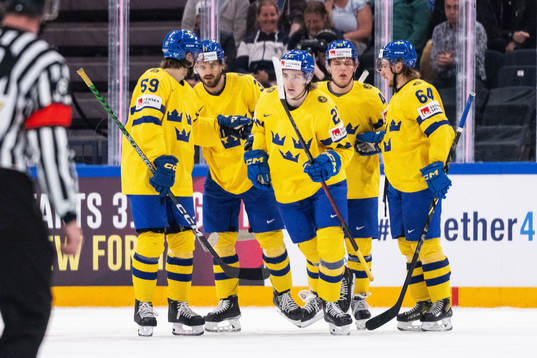 Linus Johansson, Timothy Liljegren, Leo Carlsson, Jonatan Berggren and Jonathan Pudas of Sweden celebrates after 2-3