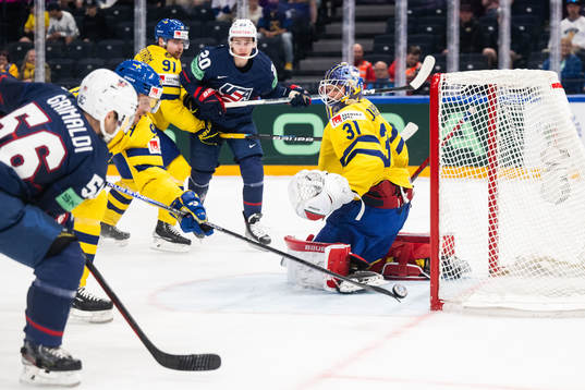 Jacob de la Rose, Carl Grundström and goaltender Lars