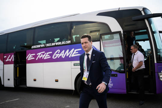 Head coach Sam Hallam of Sweden arrives to the arena for
