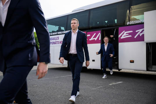 Pär Lindholm of Sweden arrives to the arena for the 2023