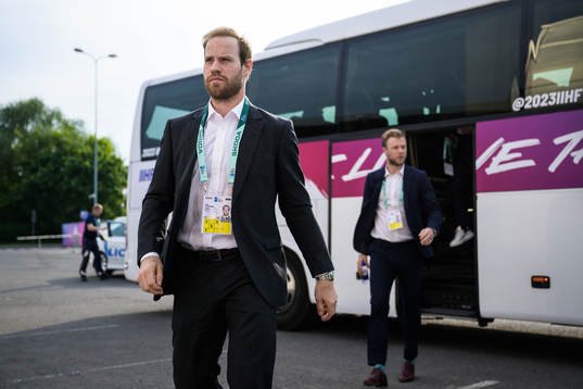 Oscar Lindberg of Sweden arrives to the arena for the 2023