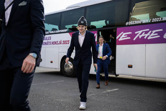 Leo Carlsson of Sweden arrives to the arena for the 2023