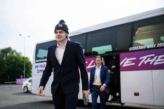 Leo Carlsson of Sweden arrives to the arena for the 2023