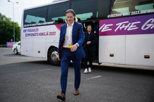 Marcus Sörensen of Sweden arrives to the arena for the