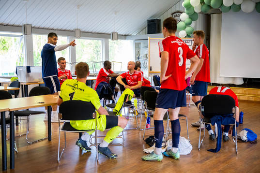 Assistant coach Chris Dior Kabashi, Albion Latifi and players of Råde at half-time