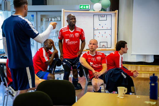 Albion Latifi and players of Råde at half-time