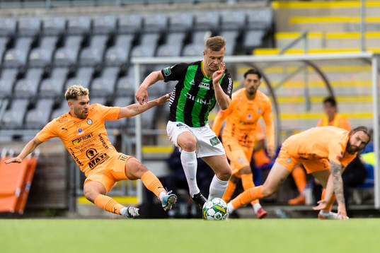 GAIS Alexander Ahl Holmström i kamp med AFC Eskilstunas David Marcelo Palomino