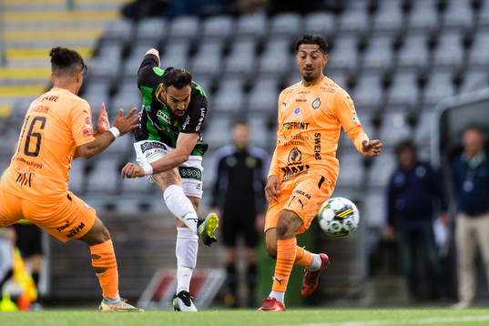GAIS Mervan Celik med skott mot mål