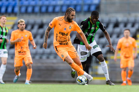 AFC Eskilstunas Ali Suljic i kamp med GAIS Chisomnazu Chika Chidi