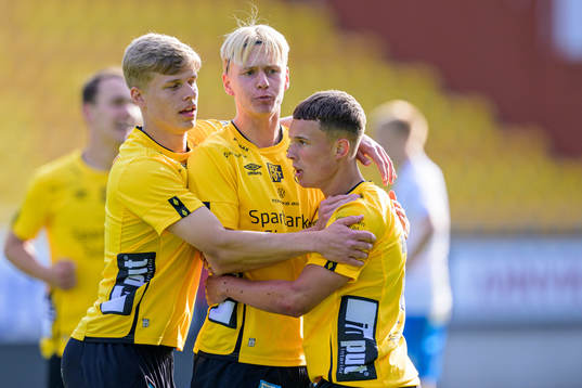 Elfsborgs Enzo Andren (h) jublar med Gottfrid Rapp och Felix Älverdal efter 1-0