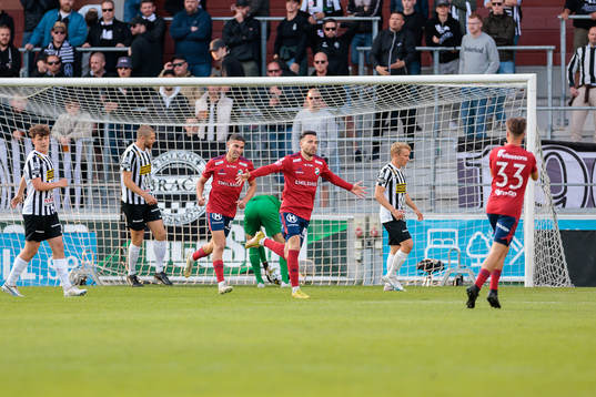 Östers Dzenis Kozica jublar efter sitt 1-0 mål