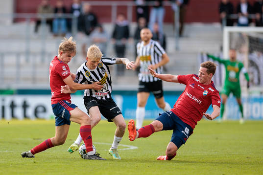 Landskronas Melker Widell mellan Östers Adam Herdonsson