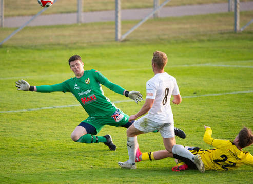 Österlens Oskar Blixt gör 0-2 bakom IFK Hässleholms målvakt Victor Stulic i matchen i division 2 mellan IFK Hässleholm och Österlens FF i Hässleholm 26 maj 2023.