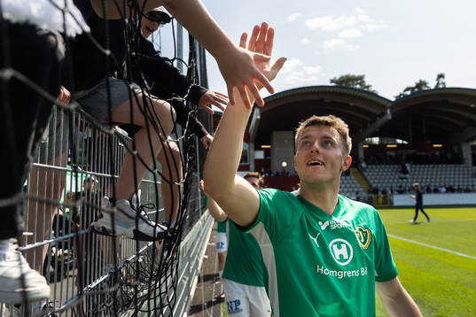 Jönköpings Södras Daniel Strandsäter med supportrar