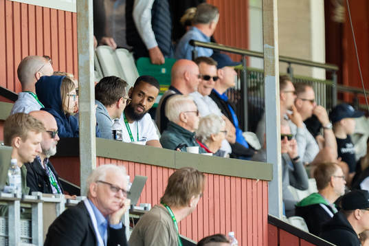 Jönköpings Södras sportchef Junes Barny på läktaren