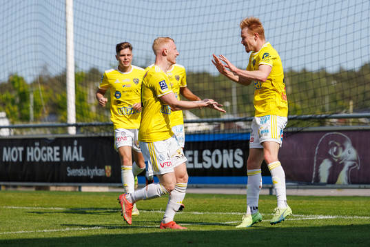 Falkenbergs Linus Borgström jublar