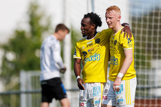 Falkenbergs Godwin Aguda och Wilhelm Ärlig jublar