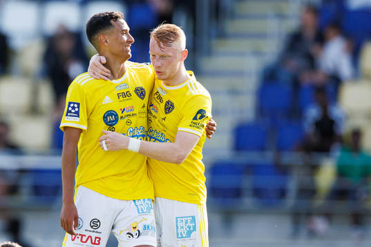 Falkenbergs Oliver Hintsa och Wilhelm Ärlig jublar