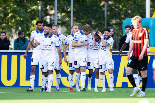 Sirius Tashreeq Matthews jublar med lagkamrater