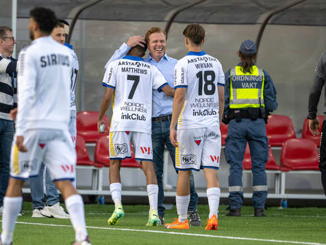 Tränare Christer Mattiasson jublar med Tashreeq Matthews