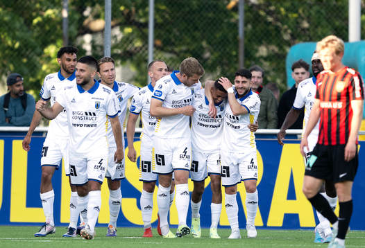 Sirius Tashreeq Matthews jublar med lagkamrater