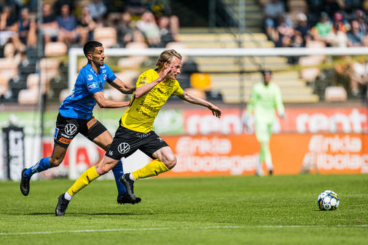 Halmstads Amir Al-Ammari och Mjällbys Alexander Johansson