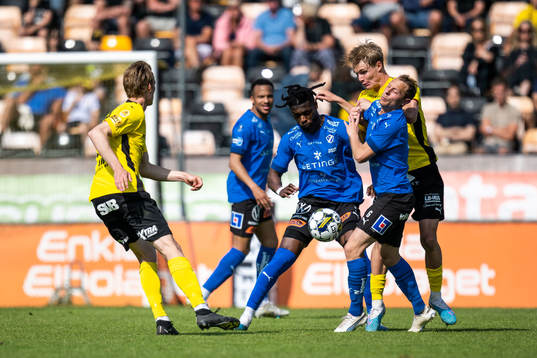 Halmstads Joel Allansson och Joseph Baffoe mot Mjällbys