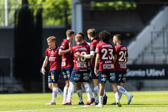 Örgrytes Erion Sadiku jublar med lagkamrater efter 1-0