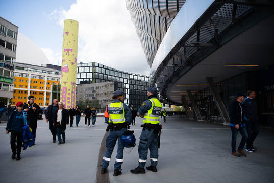 Ordningsvakter utanför Tele2 Arena