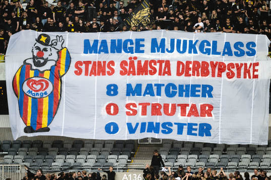 AIKs supportrar med en banderoll riktad mot Djurgårdens