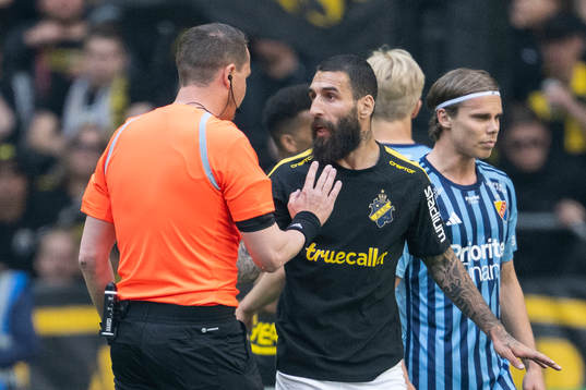 Domare Andreas Ekberg och AIKs Jimmy Durmaz