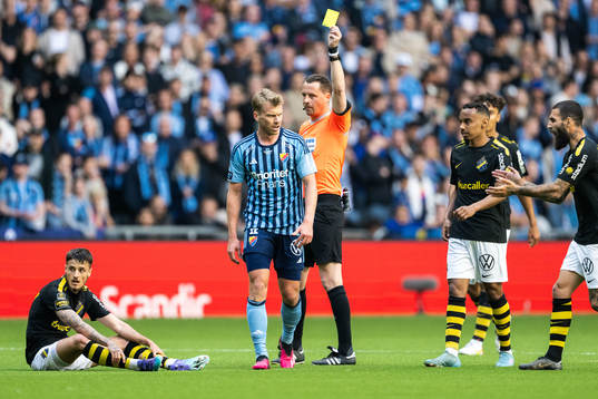 AIKs Vincent Thill har ont samtidigt som Djurgårdens