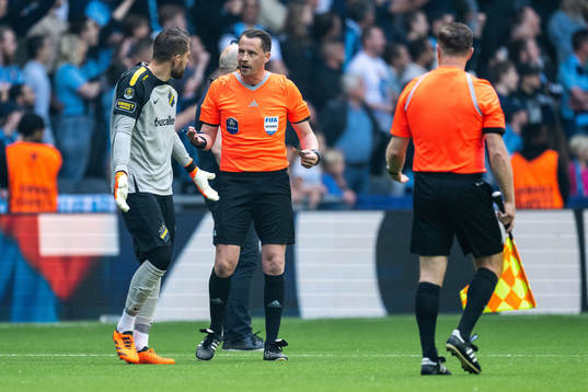 AIKs målvakt Kristoffer Nordfeldt i diskussion med domare