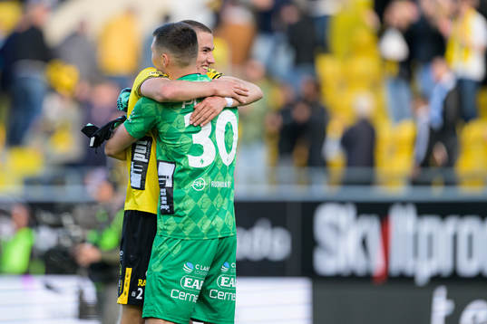 Elfsborgs Gustaf Lagerbielke och målvakt Hakon Valdimarsson jublar