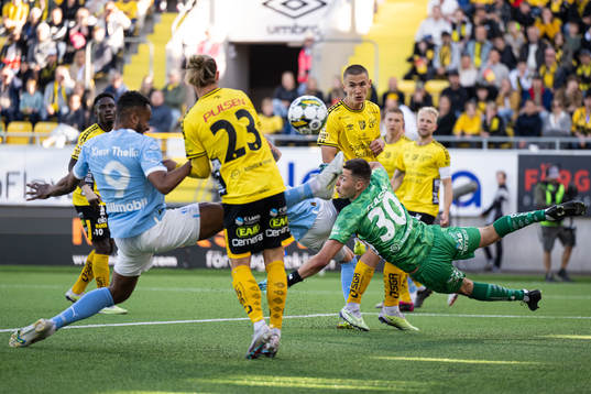 Elfsborgs Gustaf Lagerbielke och målvakt Hakon Valdimarsson i kamp med Malmö FFs Isaac Kiese Thelin