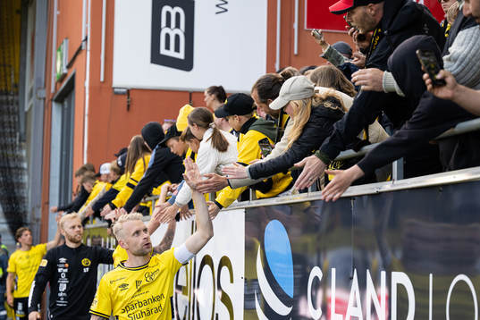 Elfsborgs spelare med Johan Larsson i spetsen tackar publiken