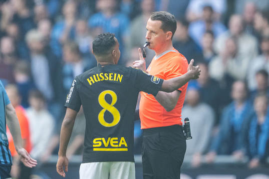 AIKs Bilal Hussein och domare Andreas Ekberg