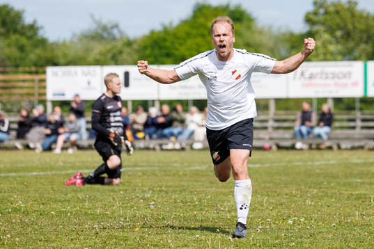 Galtabäcks Jakob Adolfsson jublar efter 1-2