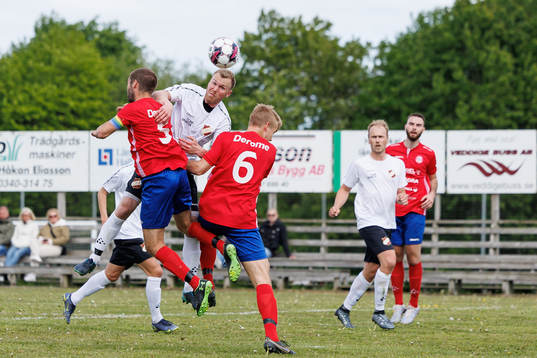 Galtabäcks Per Karlsson i kamp med Derome-Åsklosters Marcus Karlberg och Adam Sjöholm