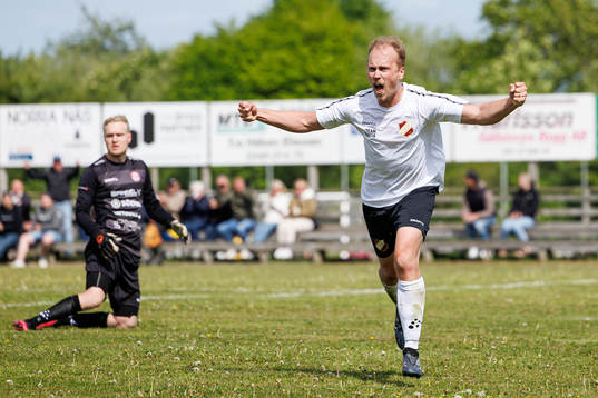 Galtabäcks Jakob Adolfsson jublar efter 1-2
