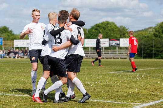 Galtabäcks spelare jublar efter 1-2 av Jakob Adolfsson
