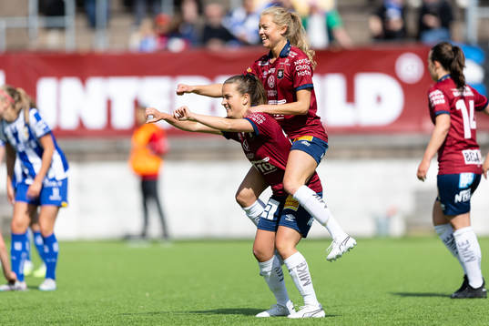 Örgrytes Frida Bremer jublar ihop med Emma Berthold efter 1-0