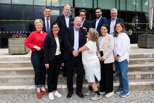  Stefan Bergh, Toralf Nilsson, Stefan Bessman, Sammi Kaidi och Robert Casselbrant. Nedre raden från vänster: Anna Iwarsson, Marie Hedberg, Karl-Erik Nilsson, Åsa Llinares Norlin, Sofia Domeij och Victoria Escobar.