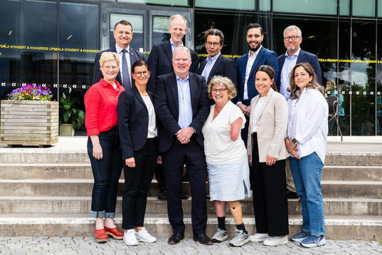  Stefan Bergh, Toralf Nilsson, Stefan Bessman, Sammi Kaidi och Robert Casselbrant. Nedre raden från vänster: Anna Iwarsson, Marie Hedberg, Karl-Erik Nilsson, Åsa Llinares Norlin, Sofia Domeij och Victoria Escobar.