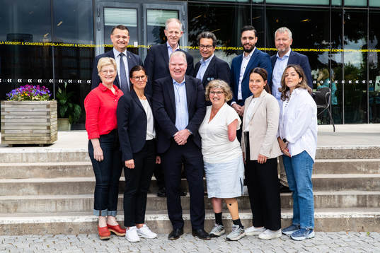  Stefan Bergh, Toralf Nilsson, Stefan Bessman, Sammi Kaidi och Robert Casselbrant. Nedre raden från vänster: Anna Iwarsson, Marie Hedberg, Karl-Erik Nilsson, Åsa Llinares Norlin, Sofia Domeij och Victoria Escobar.
