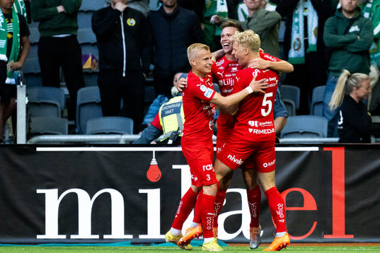 Värnamos Albin Lohikangas jublar med Viktor Bergh och