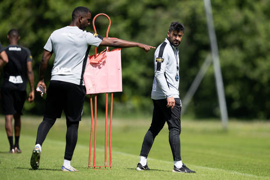 Assisterande tränarna Henok Goitom och Mest Meral