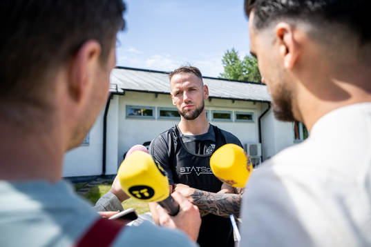 AIKs Alexander Milosevic pratar med media